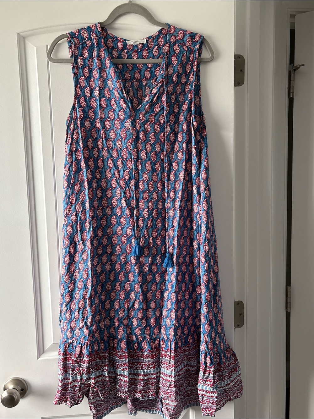 BeachLunchLounge Blue & red paisley print maxi dress with tassel detail, size M - Picture 2 of 7